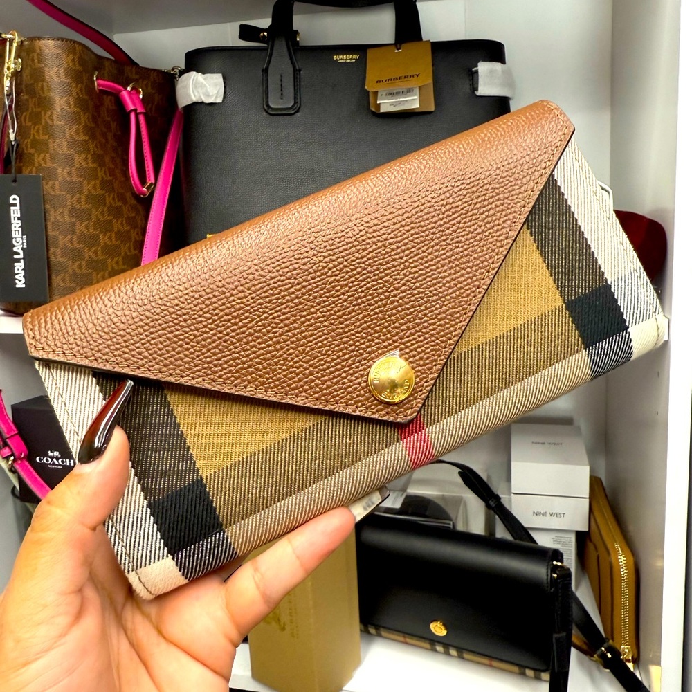 SOLD! Thanks ๐๐ป
๐๐ป๐๐ป๐๐ป๐๐ป
Burberry wallet ๐โค๏ธ Brand new Authentic ๐๐๐ - Picture 1 of 3